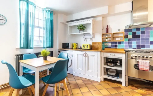 Pebble Mews House - Sleeps 6 to 8 Guests
