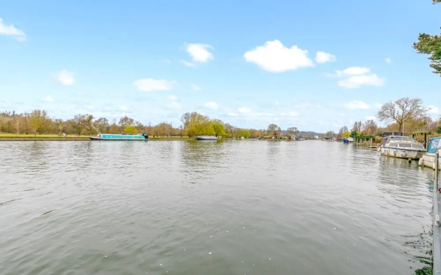 Ondine Houseboat on the Thames - From 160 Per Night