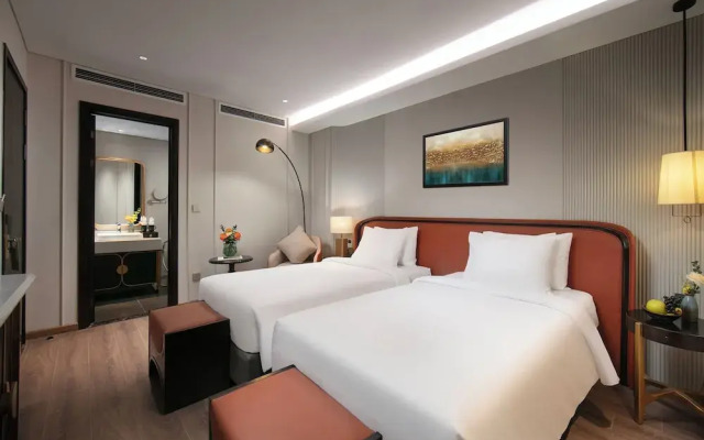 Le Premier Hotel & Rooftop Bar