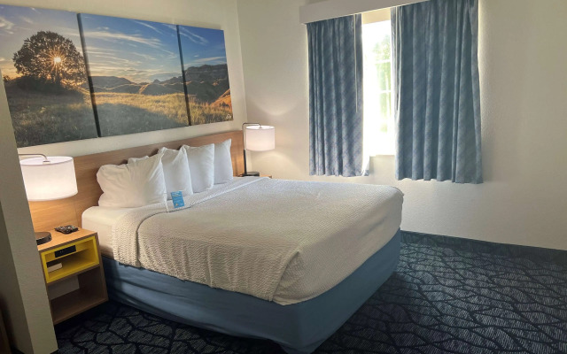 Days Inn & Suites by Wyndham Columbus NE