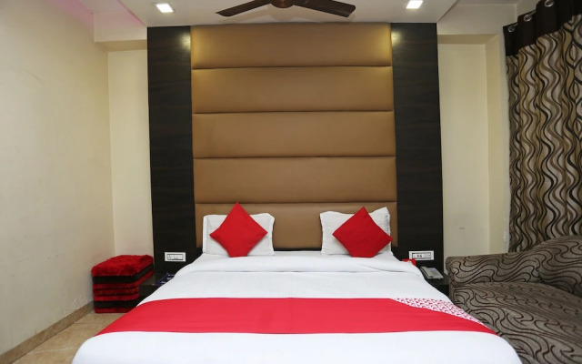 OYO 27864 Hotel Samrat