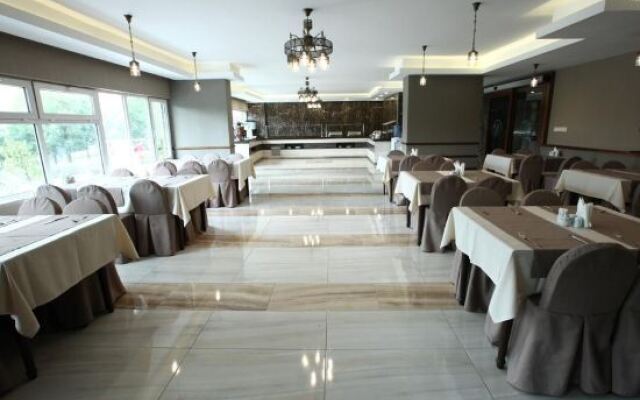 Eyna Hotel