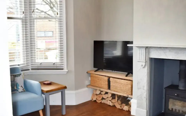 Stylish and Spacious 4 Bedroom Queen's Park House