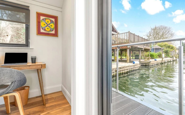 Ondine Houseboat on the Thames - From 160 Per Night