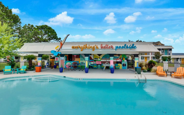 Hotel McCoy - Art, Libations, Pool Society