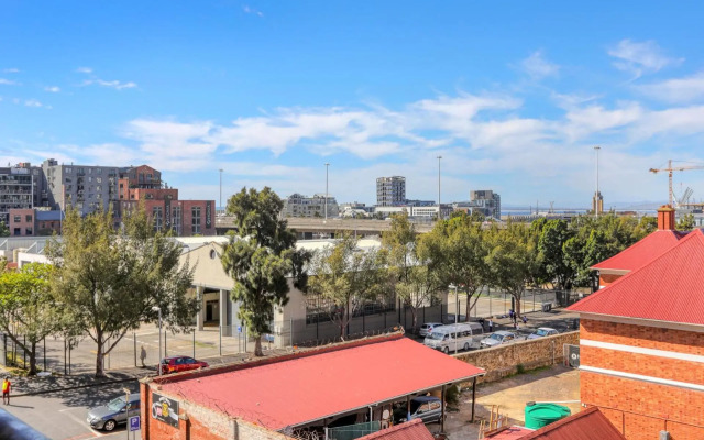 Authentic Cape Town Apartment near the Silo District
