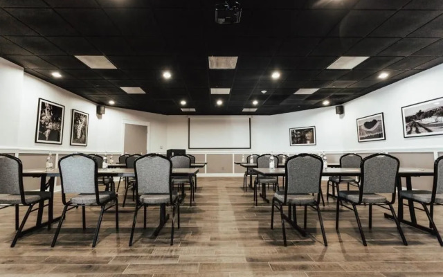 Vinland Hotel and Lounge