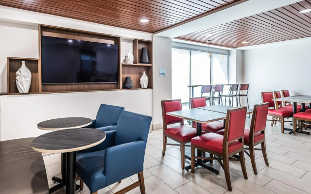 Holiday Inn Express Flint-Campus Area by IHG