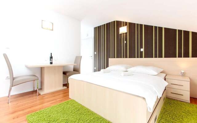 Studio in Podstrana, With Wonderful Mountain View, Enclosed Garden and