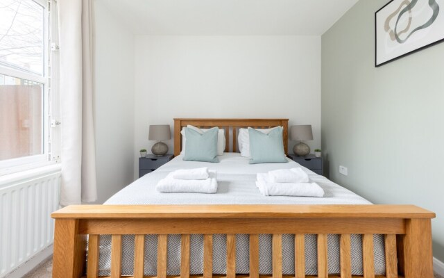 Magnificent 2 Bed Garden Flat in Oval