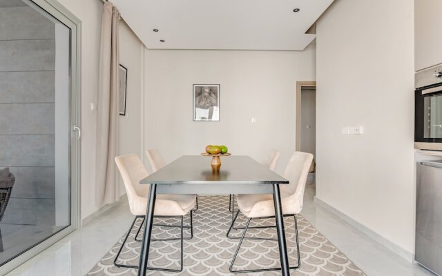 Sanders Crystal - Lovely  2-bdr Apt w Balcony