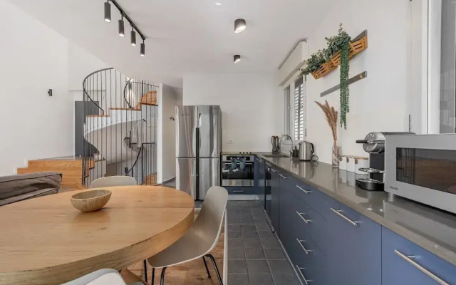 Allenby Spacious 6BR Home by Sea N' Rent
