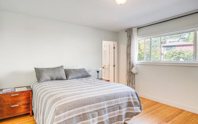 Charming Oakland Home W Fireplace & Deck