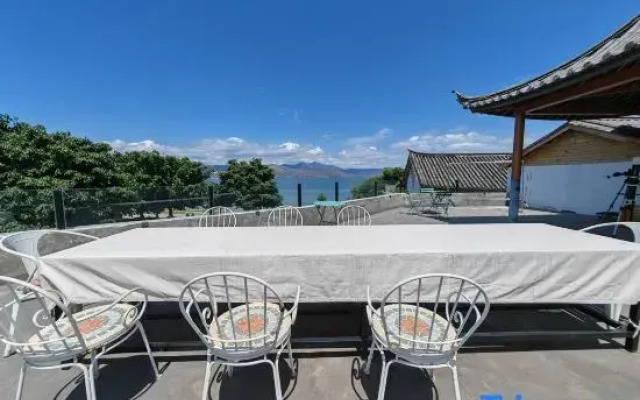 Lakeside Bliss Courtyard