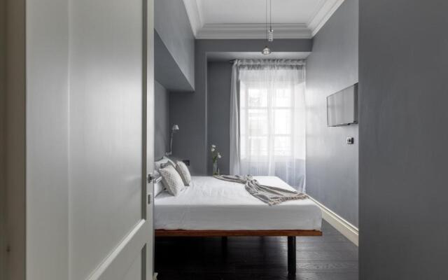 A Sparkle of Red in Trastevere