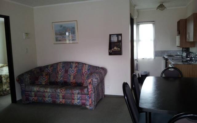 Ace High Motor Inn