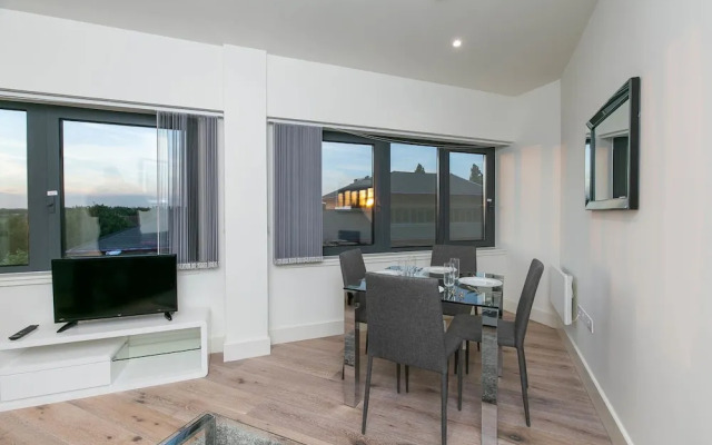 Deluxe Heathrow Apartments & Parking