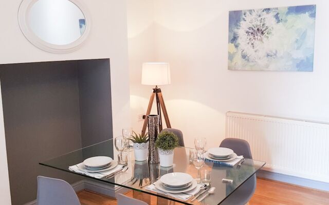 Ideal Home away in Smithalls, Bolton