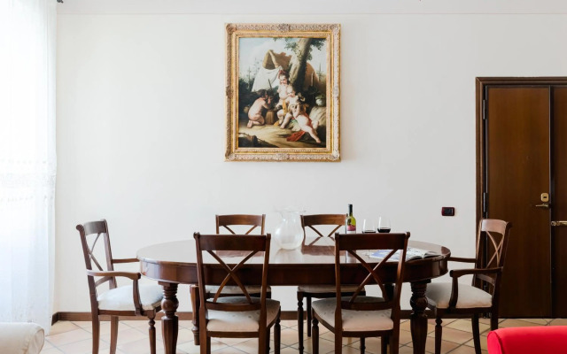 Classic apartment near the Colosseum