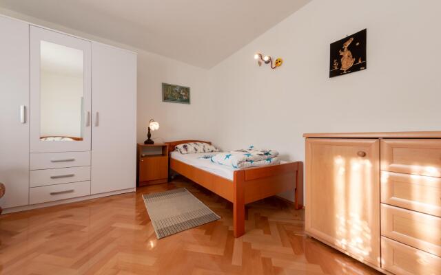 Apat 2 bedrooms, a bathroom, a kitchen,living room