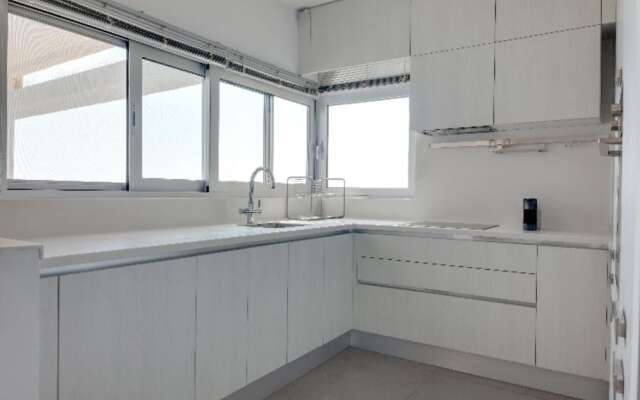 Phaedrus Living Beach Front Flat Kyma