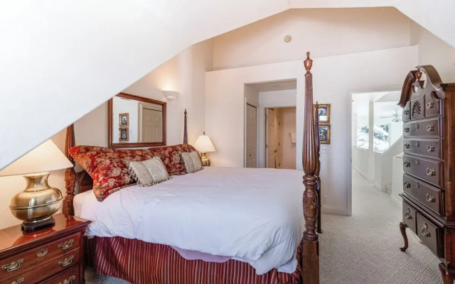 3BR Townhome w/ Mountain View & Balcony