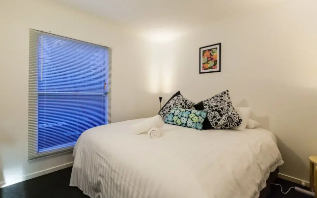 DAWN, 2BDR Carlton Apartment