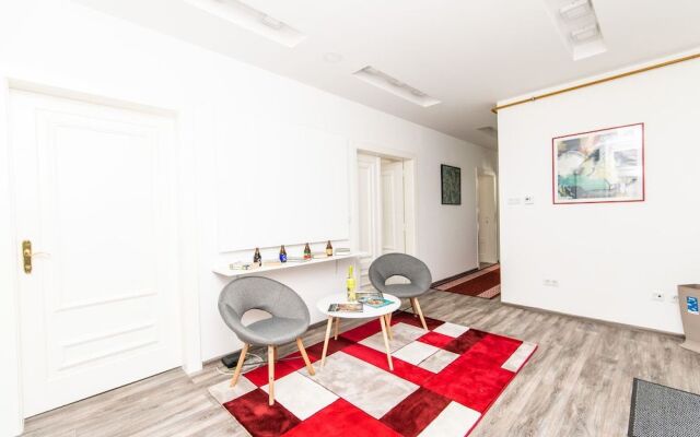 Modern Newly Refurbished Studio! Main Street