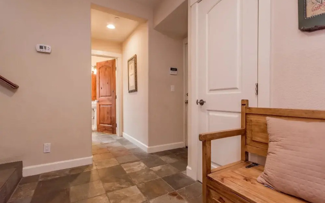 Mammoth Gateway Village 11