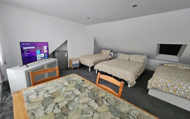 SnoozeDen Westmead – Windsor Castle & Legoland