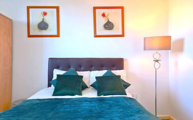 2 bedroom Central Flat with Parking