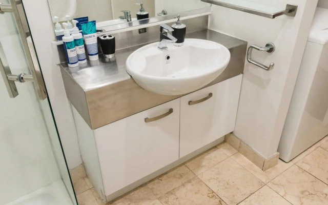 Modern 1 Bedroom Apartment With Spacious Courtyard in CBD