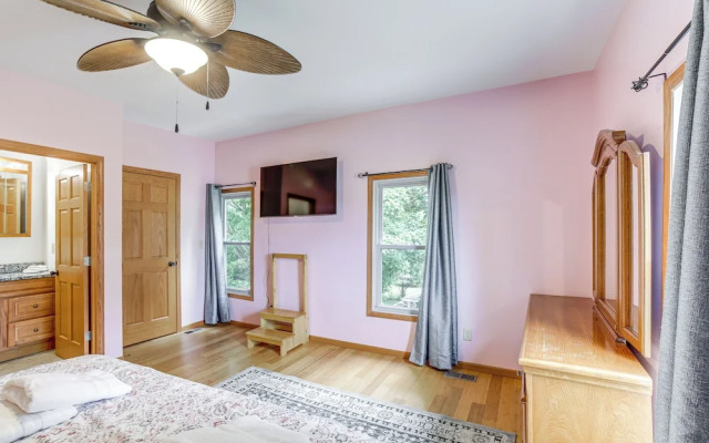 Near Saugatuck Dunes: Pet-friendly Fennville Home!
