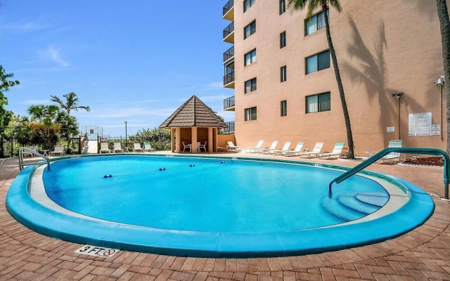 Inviting Beachfront Condo With Pool, spa and Views