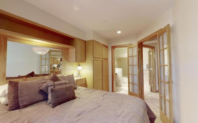 Laurelwood Condominiums Studio Premier 203