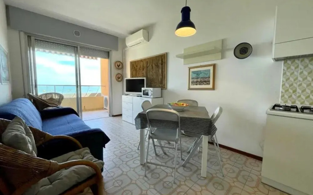 Bright Seaview Apartment
