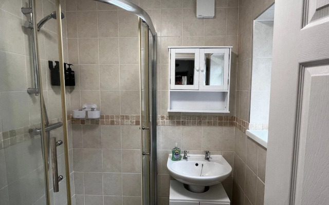 Robin’S Hollow: 2Bd Home Near Wrexham Afc