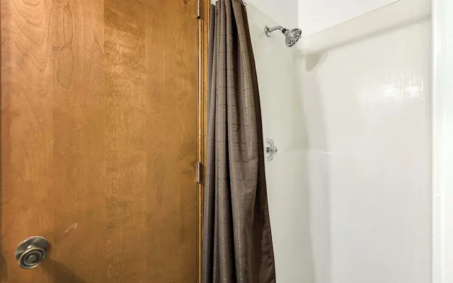 Boondock Bliss - Lakefront, Private Dock Sleeps 15!