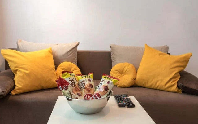 Comfort.Chic.Charming Apt with Terrace near NDK