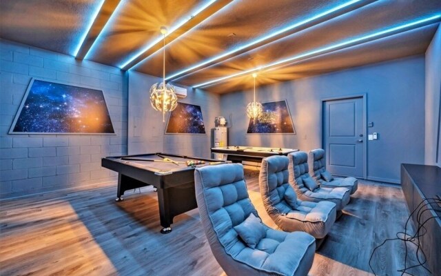 2089elcir 8 Bedroom Villa by RedAwning