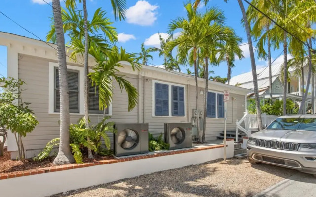 Poolside Paradise by Brightwild Heated Pool