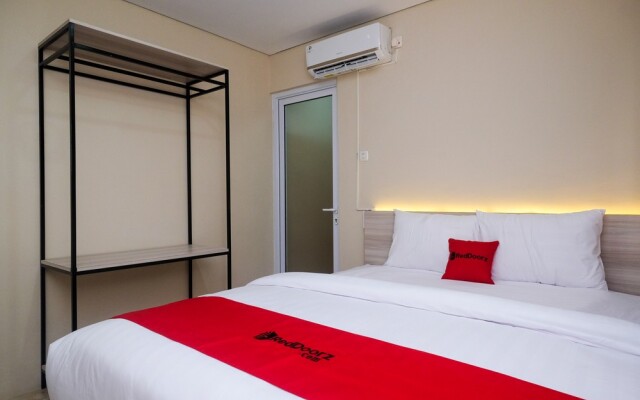 RedDoorz Plus near RS JIH Solo