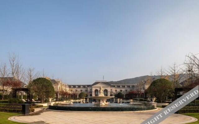 Lvcheng Taohuayuan Huanglong Hotel