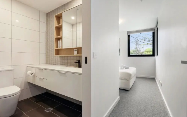 Modern 2-bed Ivanhoe Unit With Parking