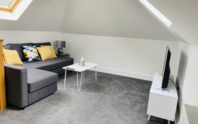 Church Road Apartment by Aldershot Short Stays