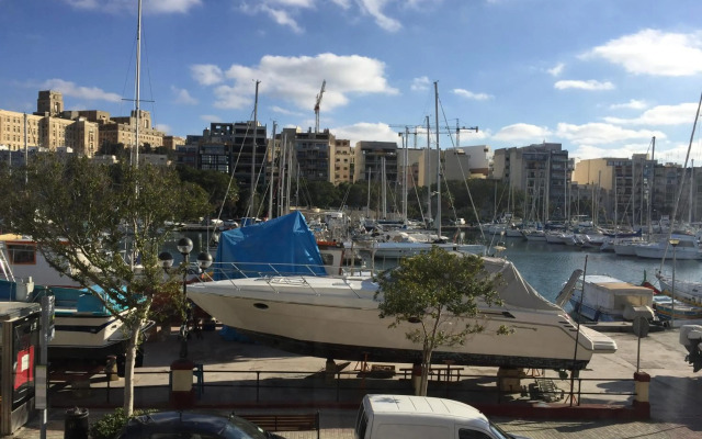 Seafront apartment between Valletta and Sliema