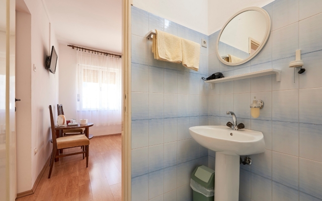 Room Ivo - with garden: R2 Trogir, Riviera Trogir