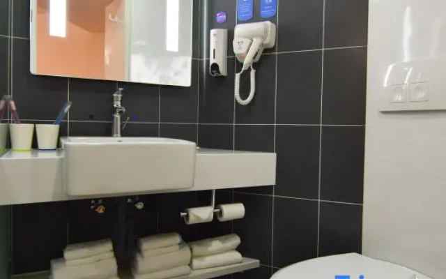 Yueting Hotel (Pingdu Vocational Education Center Tongniu) – Bathroom – Qingdao