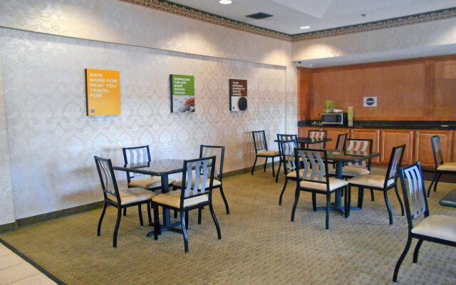 Red Roof Inn PLUS+ & Suites Savannah - I-95