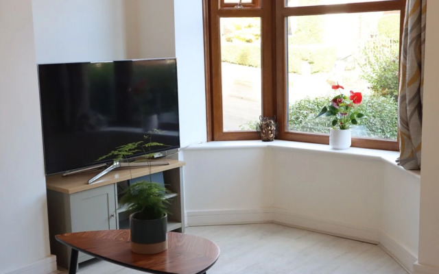 Sheffield 4-bedroom house free parking